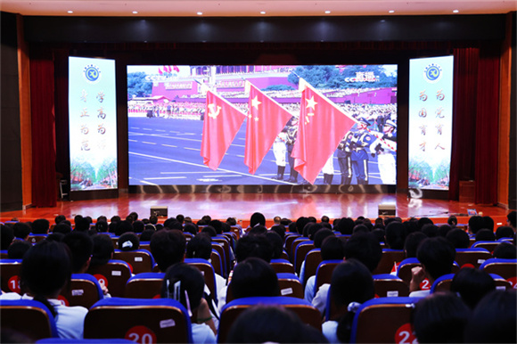 见证巍峨中华：合肥七中师生集中观看纪念抗战胜利80周年阅兵仪式(图1)