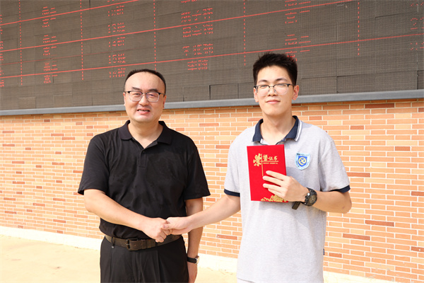 胡晨书记和吴子杰同学.jpg