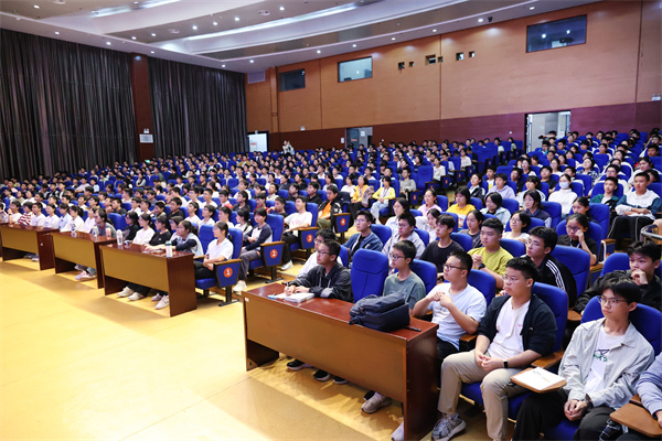 合肥七中第八期桃蹊大讲堂精彩开讲(图2)