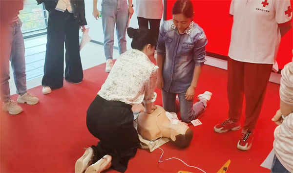 以“技”护校 守护平安——合肥七中组织新入职人员开展急救培训(图3)