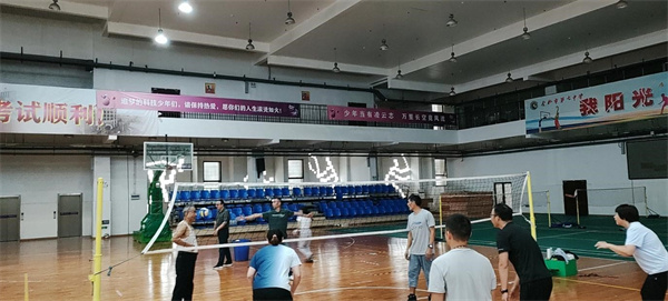 合肥七中认真备战市文教系统职工气排球比赛(图2)