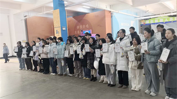 解锁未来!合肥七中学子探秘智能科技(图2) 解锁未来!合肥七中学子探秘智能科技(图2)