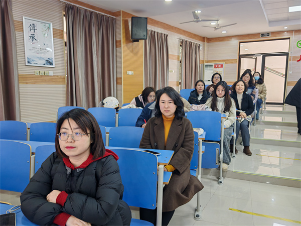 欧洲杯2021买球平台年级召开新学期全体教师会(图3) 欧洲杯2021买球平台年级召开新学期全体教师会(图3)