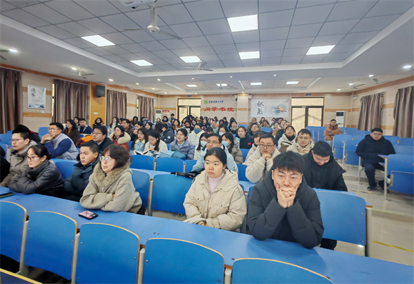 欧洲杯2021买球平台年级召开新学期全体教师会(图4) 欧洲杯2021买球平台年级召开新学期全体教师会(图4)