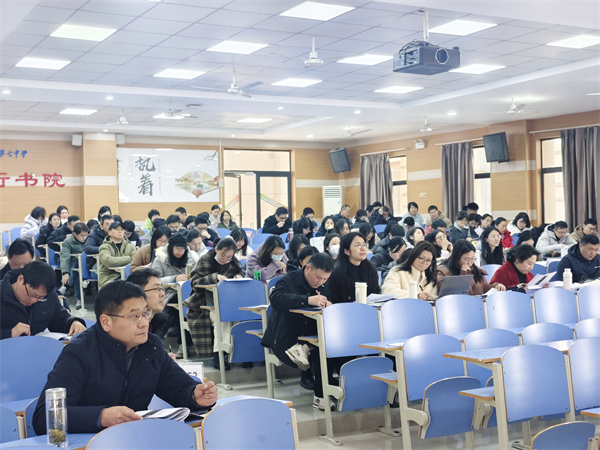 欧洲杯预测竞猜交流平台年级召开新学期全体教师会暨班主任会议(图1) 欧洲杯预测竞猜交流平台年级召开新学期全体教师会暨班主任会议(图1)