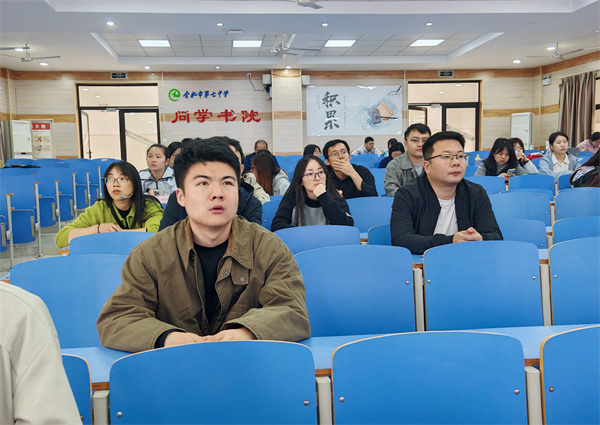 欧洲杯2021买球平台年级召开教师会(图1) 欧洲杯2021买球平台年级召开教师会(图1)
