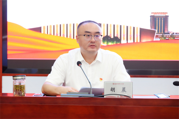 胡晨.jpg 胡晨.jpg